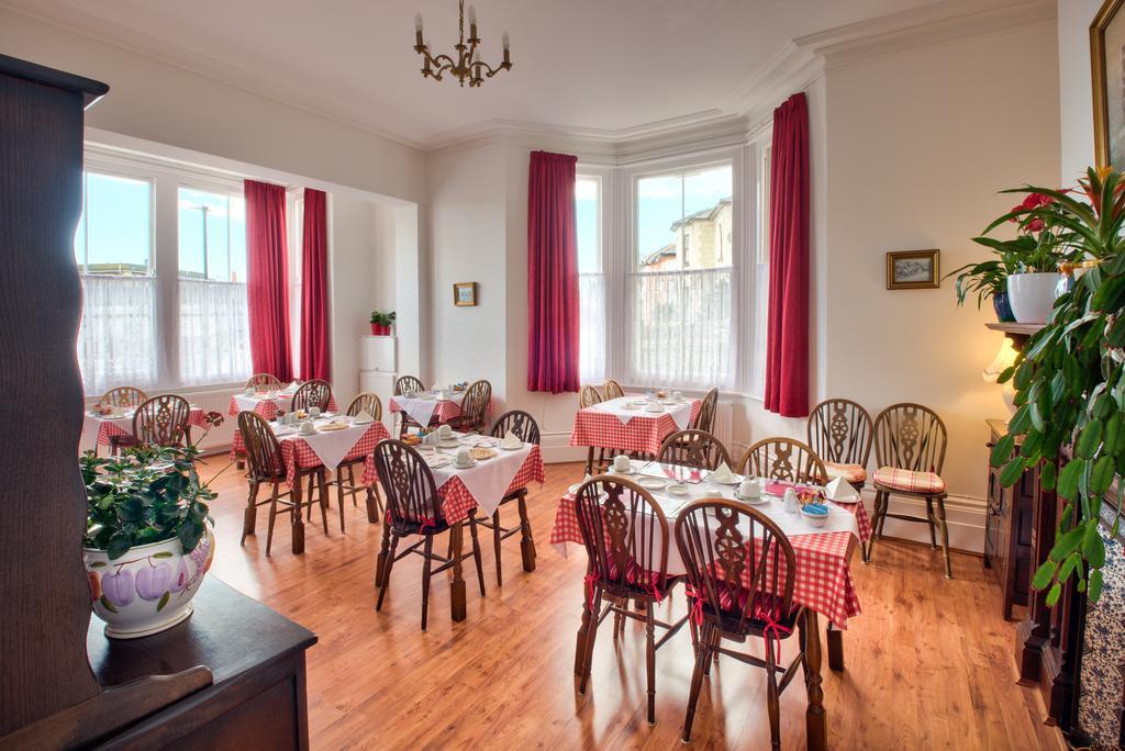 Lyndhurst House Гостевой дом Сэнддаун